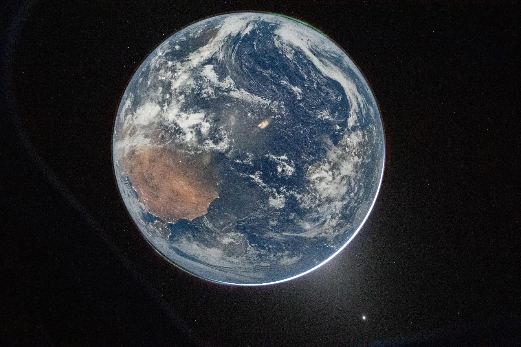 La Terra vista dalla capsula Orion durante la missione Artemis II, aprile 2026. Visibile il continente africano, le nuvole e il bordo luminoso dell'atmosfera